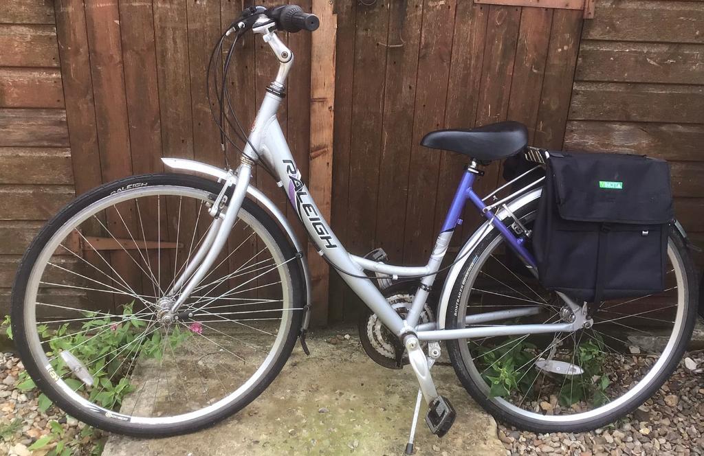 Ladies 18 Speed Raleigh Pioneer Bike 